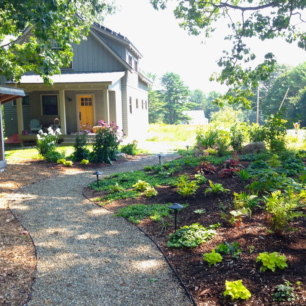 Источник вдохновения для домашнего уюта: тенистый участок и сад на переднем дворе в классическом стиле с покрытием из гравия