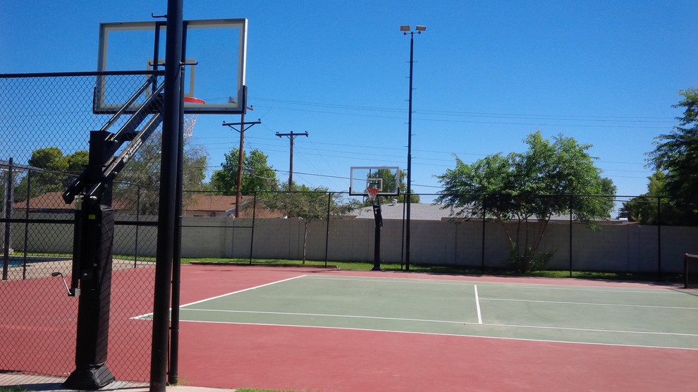 На фото: огромная спортивная площадка на заднем дворе в классическом стиле с полуденной тенью с