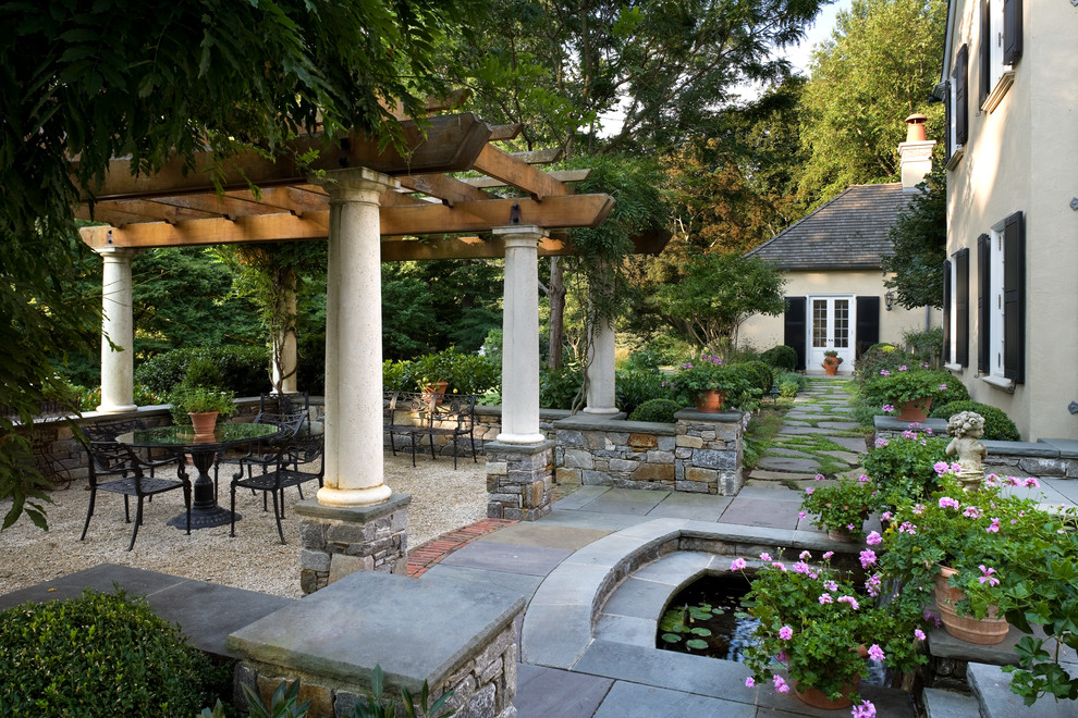 Пример оригинального дизайна: двор на заднем дворе в классическом стиле с покрытием из гравия и фонтаном