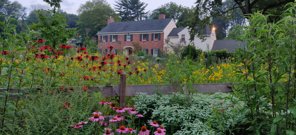Inspiration for a large traditional full sun front yard landscaping in Philadelphia.