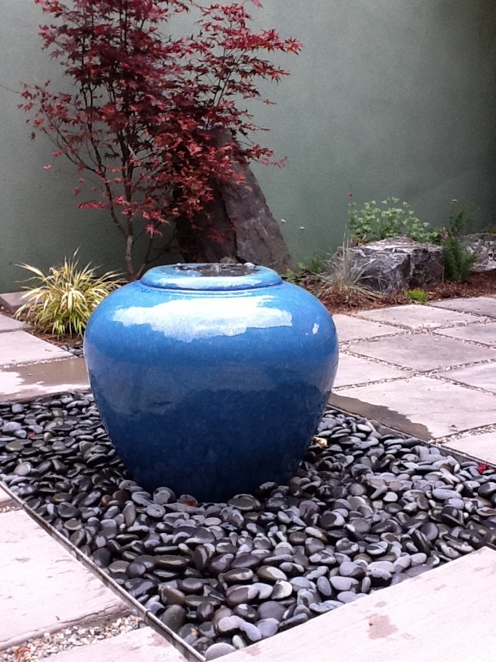 Свежая идея для дизайна: маленький осенний садовый фонтан на заднем дворе в современном стиле с полуденной тенью и покрытием из каменной брусчатки для на участке и в саду - отличное фото интерьера