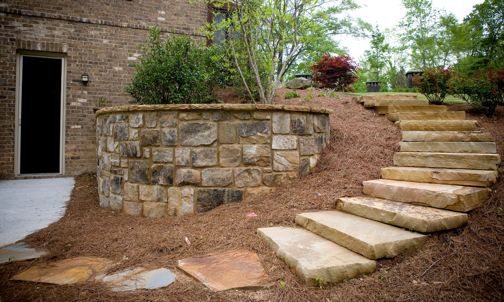 Mittelgroße, Halbschattige Klassische Gartenmauer neben dem Haus mit Natursteinplatten in Atlanta