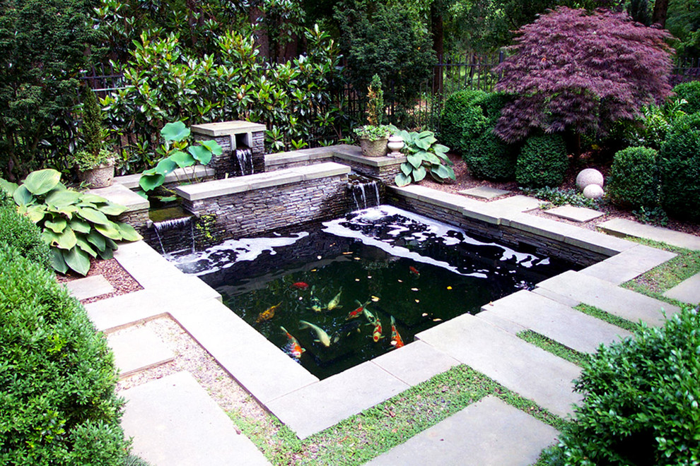 Inspiration för mellanstora klassiska trädgårdar i full sol, med en fontän och naturstensplattor