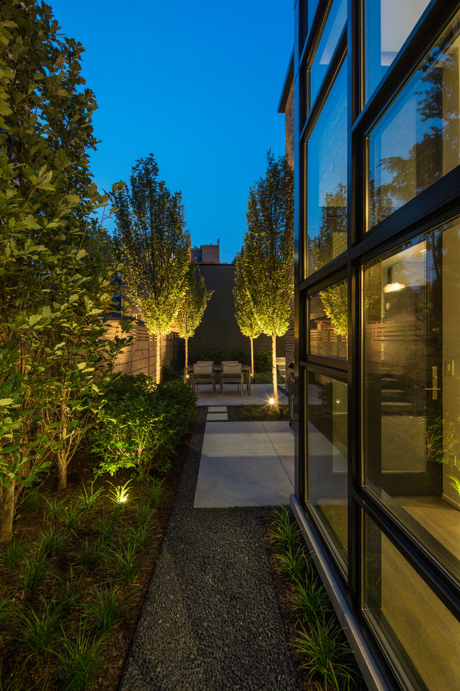 Ispirazione per un giardino formale minimal esposto a mezz'ombra di medie dimensioni e nel cortile laterale con un ingresso o sentiero e ghiaia