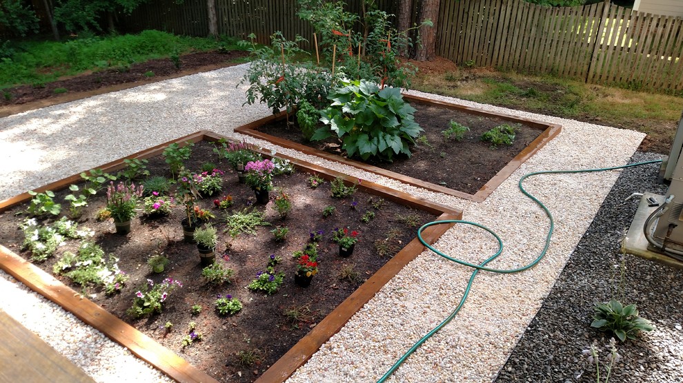 Источник вдохновения для домашнего уюта: большой регулярный сад на заднем дворе в классическом стиле с садовой дорожкой или калиткой, покрытием из гравия и полуденной тенью