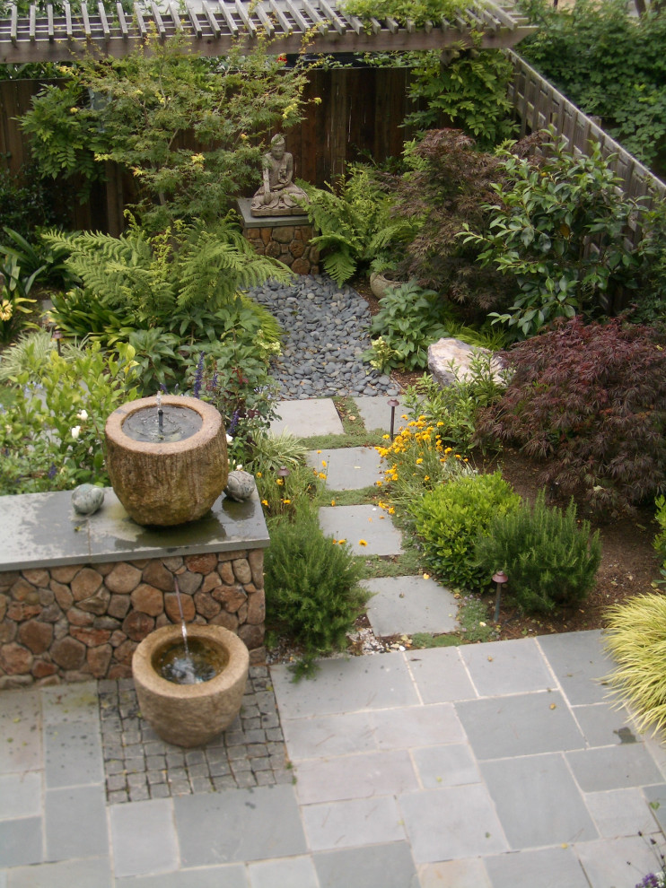 Пример оригинального дизайна: маленький солнечный участок и сад на заднем дворе в восточном стиле с хорошей освещенностью и покрытием из каменной брусчатки для на участке и в саду