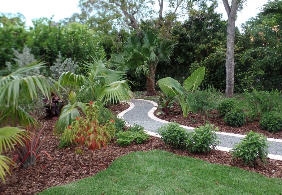 Immagine di un giardino tropicale esposto in pieno sole di medie dimensioni e davanti casa con ghiaia