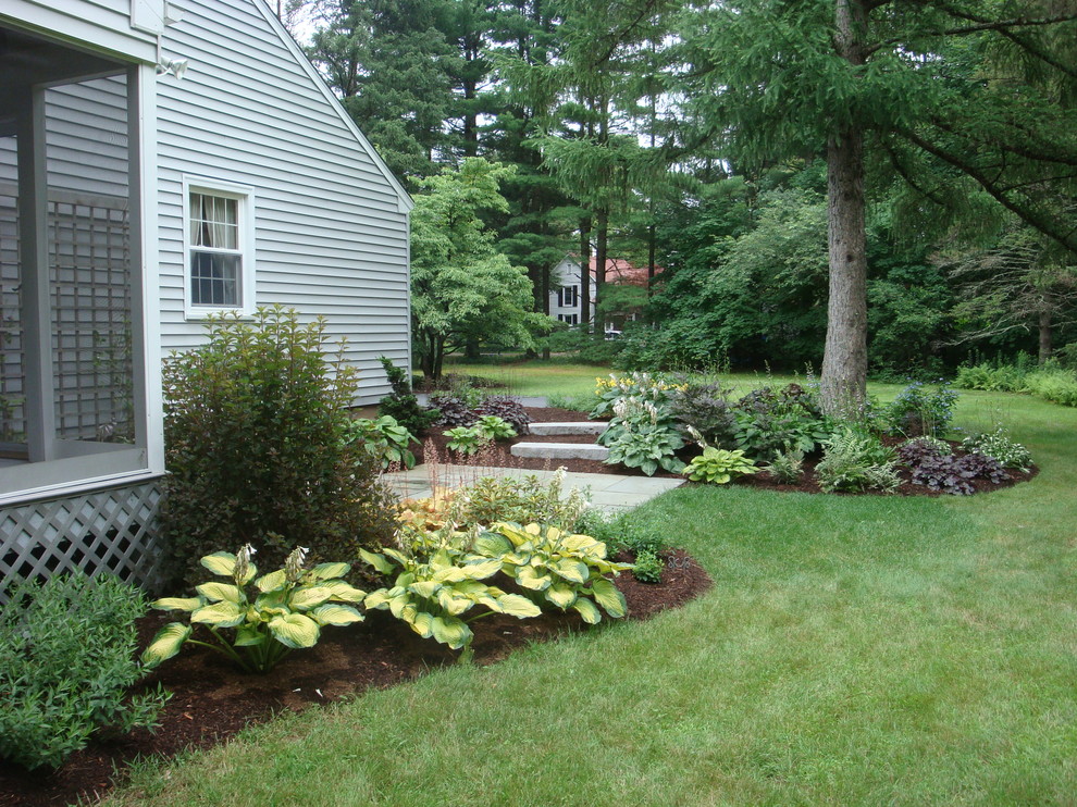 Mittelgroßer, Schattiger, Geometrischer Klassischer Garten hinter dem Haus mit Natursteinplatten in Bridgeport