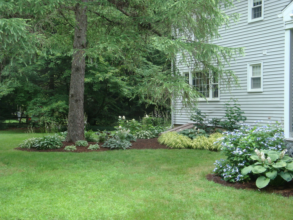 Пример оригинального дизайна: тенистый регулярный сад среднего размера на заднем дворе в классическом стиле с покрытием из каменной брусчатки