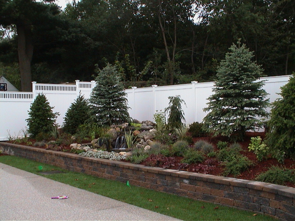 Идея дизайна: большой садовый фонтан на внутреннем дворе в классическом стиле с полуденной тенью