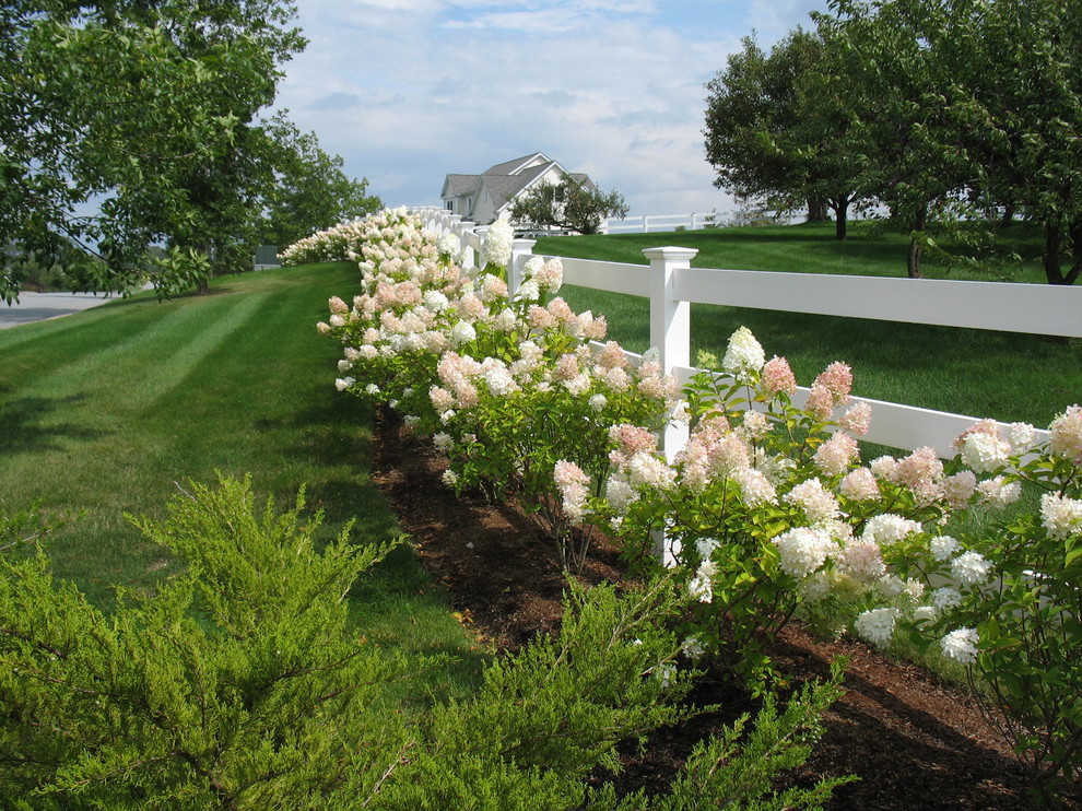 Foto di un ampio giardino formale country esposto in pieno sole dietro casa con un ingresso o sentiero
