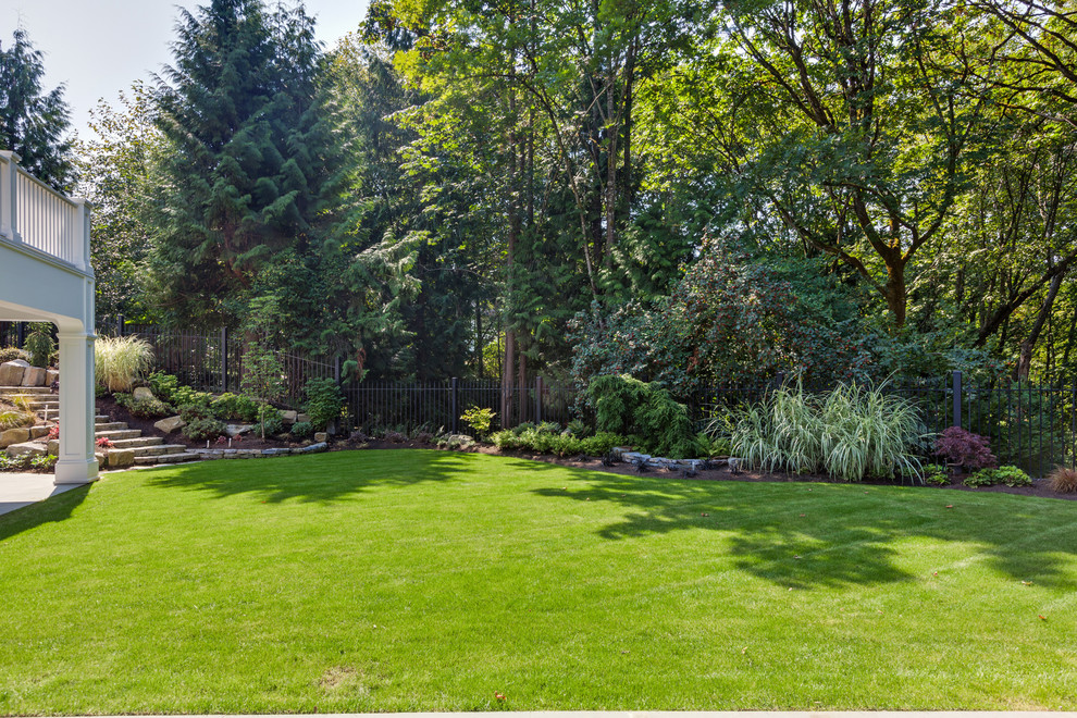 Immagine di un ampio giardino formale vittoriano esposto in pieno sole davanti casa in primavera con un focolare e pavimentazioni in pietra naturale