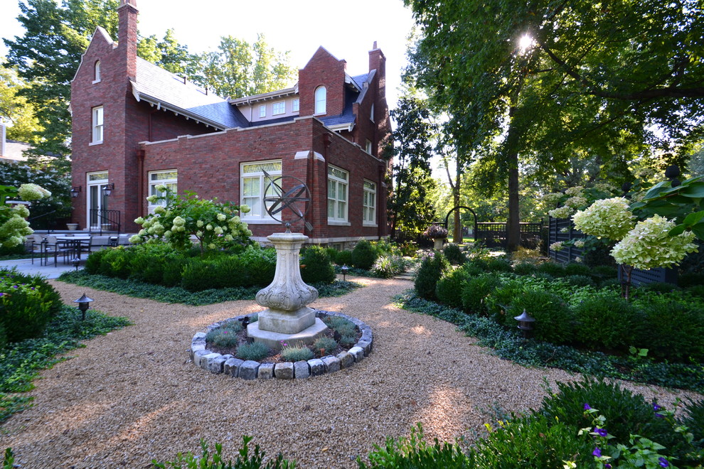 Идея дизайна: большой регулярный сад на заднем дворе в классическом стиле с покрытием из гравия, садовой дорожкой или калиткой и полуденной тенью