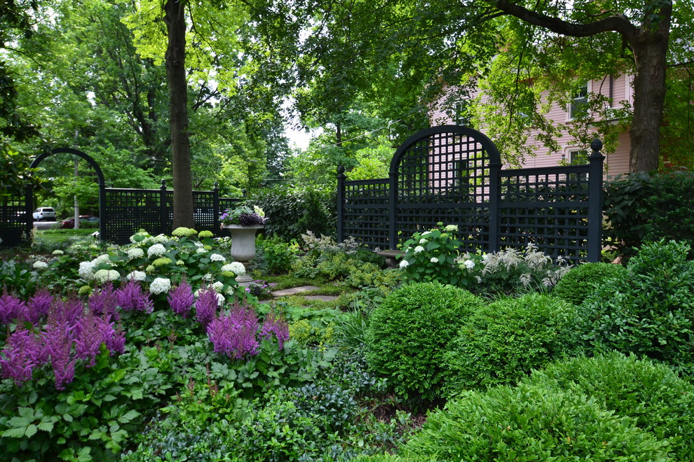 На фото: тенистый участок и сад на заднем дворе в классическом стиле с забором с