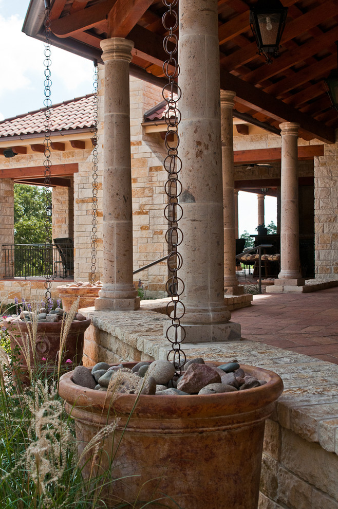Modelo de jardín rústico extra grande en verano en patio trasero con fuente, exposición total al sol y adoquines de piedra natural