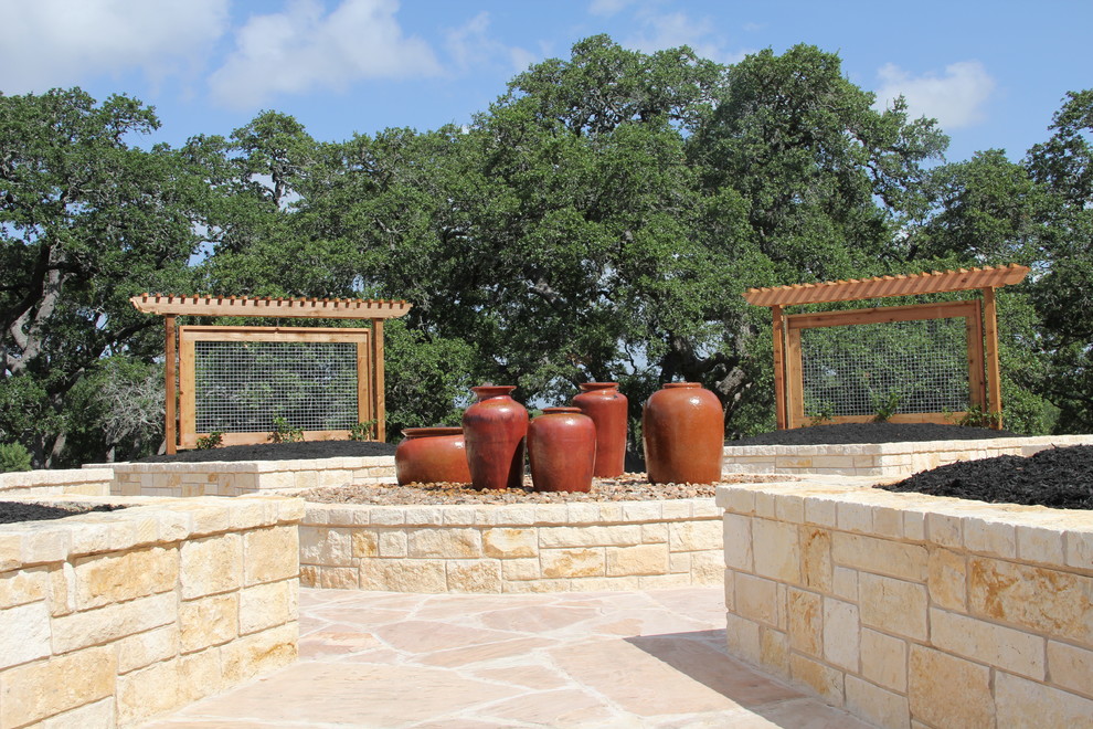 Idée de décoration pour un grand jardin latéral chalet au printemps avec une exposition partiellement ombragée et des pavés en pierre naturelle.