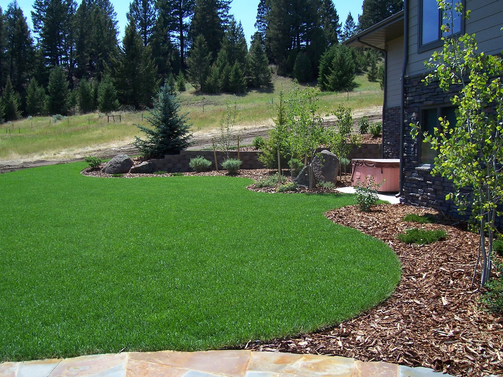 Immagine di un grande giardino chic esposto in pieno sole dietro casa con pavimentazioni in pietra naturale