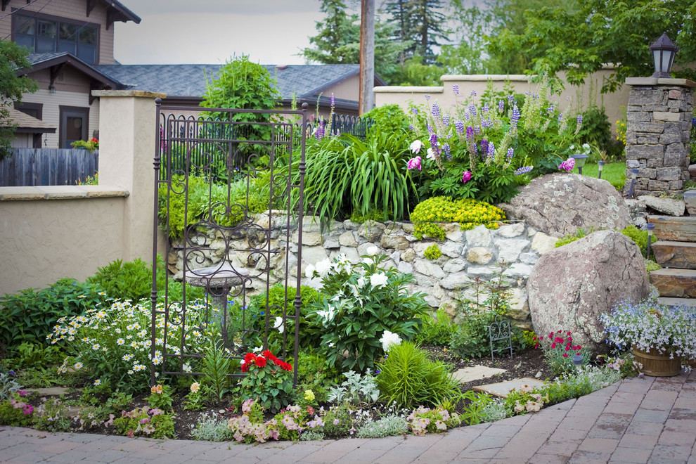 Ispirazione per un giardino chic esposto in pieno sole di medie dimensioni e dietro casa in primavera con un ingresso o sentiero e pavimentazioni in mattoni