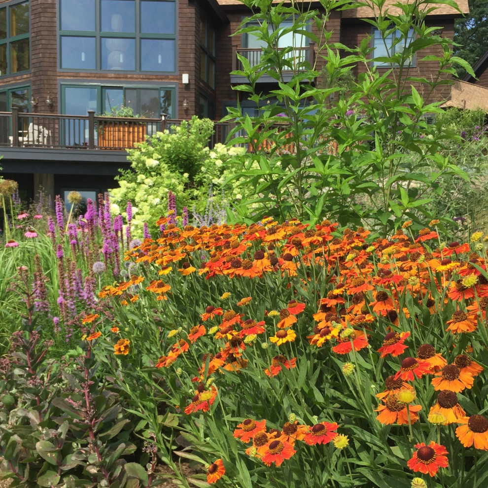 Idéer för en mellanstor modern trädgård i full sol som tål torka, blomsterrabatt och i slänt, med naturstensplattor