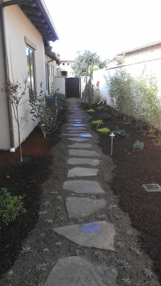 Idee per un piccolo giardino mediterraneo in ombra nel cortile laterale con un ingresso o sentiero