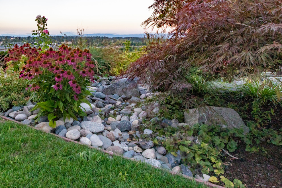 Großer, Halbschattiger Moderner Gartenkamin hinter dem Haus mit Natursteinplatten in Portland