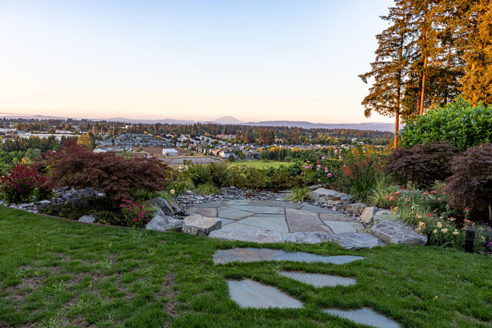 Großer, Halbschattiger Moderner Gartenkamin hinter dem Haus mit Natursteinplatten in Portland