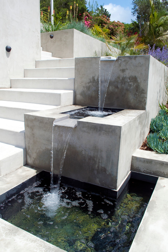 Immagine di un giardino design esposto in pieno sole nel cortile laterale con fontane