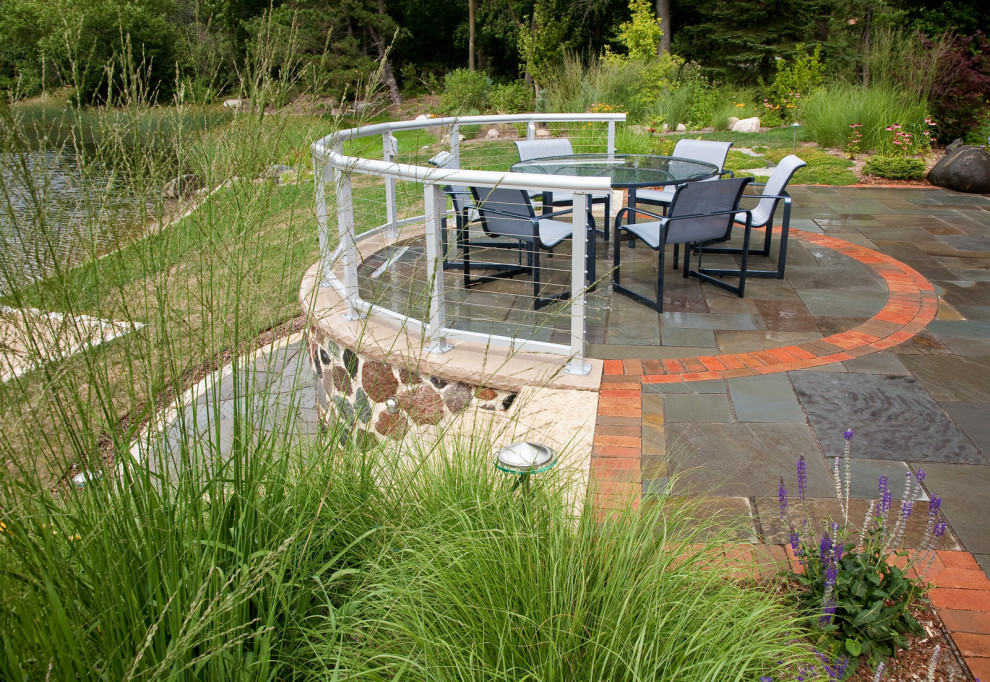 Mittelgroßer Moderner Garten im Sommer, hinter dem Haus mit direkter Sonneneinstrahlung und Natursteinplatten in Milwaukee