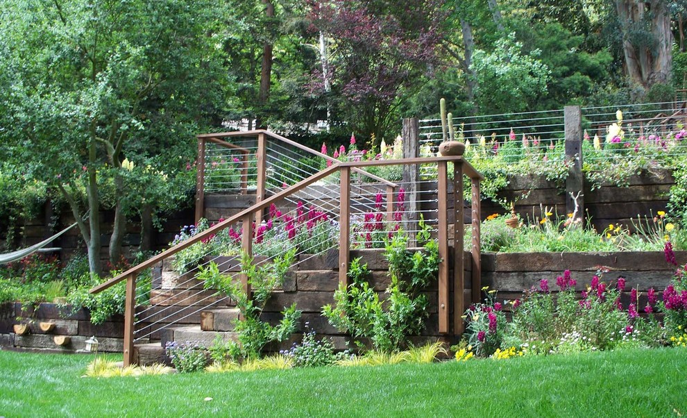 На фото: большой солнечный, весенний участок и сад на заднем дворе в современном стиле с хорошей освещенностью с