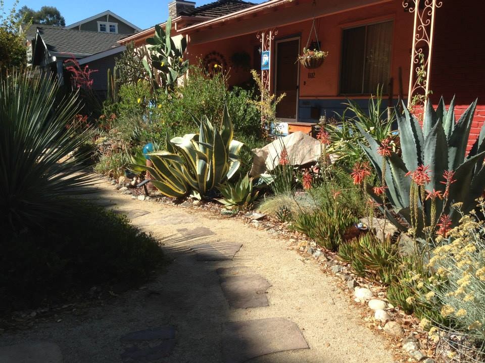 Foto de jardín de secano de estilo americano de tamaño medio con exposición total al sol y adoquines de piedra natural