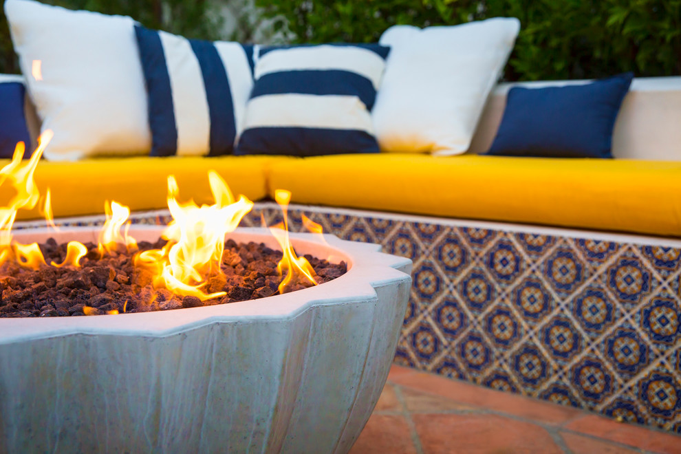 Mittelgroßer Mediterraner Garten hinter dem Haus mit Feuerstelle in Los Angeles