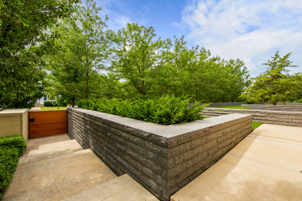 Immagine di un grande giardino formale design esposto a mezz'ombra davanti casa in primavera con un ingresso o sentiero e pavimentazioni in cemento