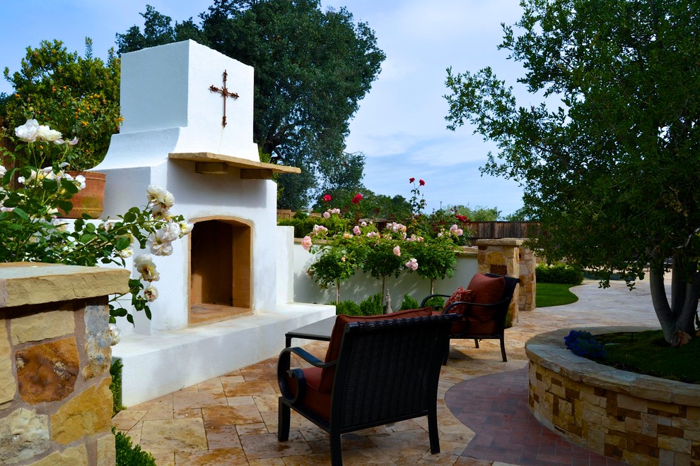 Inspiration pour une terrasse arrière méditerranéenne de taille moyenne avec des pavés en pierre naturelle.