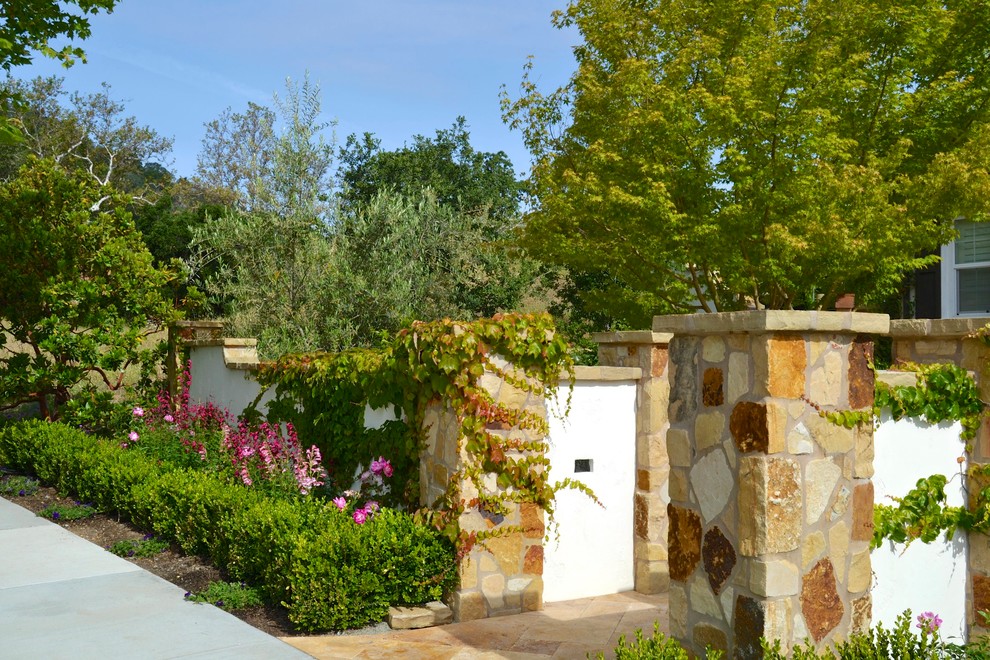 Ispirazione per un giardino mediterraneo esposto in pieno sole di medie dimensioni e davanti casa con pavimentazioni in pietra naturale