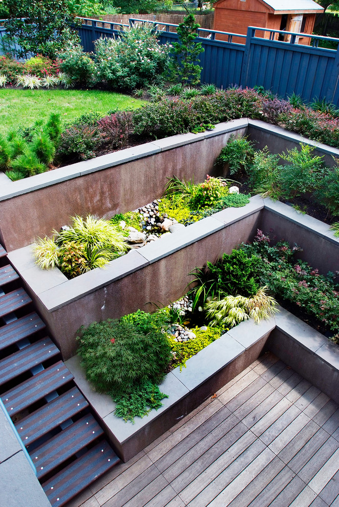 This is an example of a contemporary hillside landscaping in Philadelphia.
