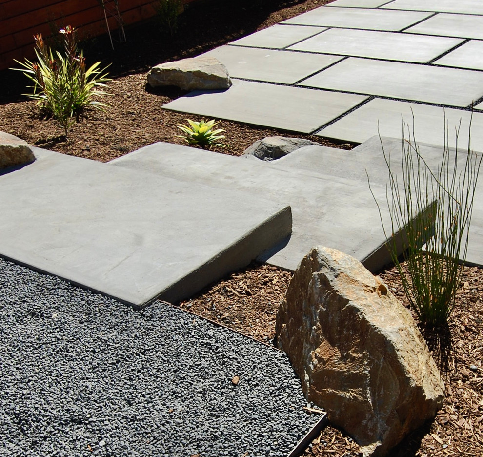 Esempio di un giardino contemporaneo esposto in pieno sole con pavimentazioni in cemento