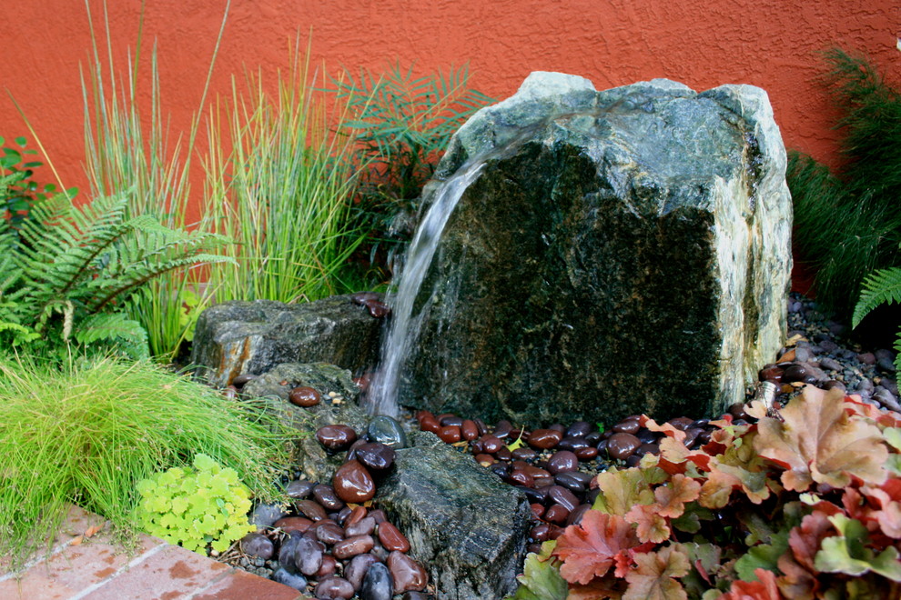 Esempio di un giardino design davanti casa con fontane