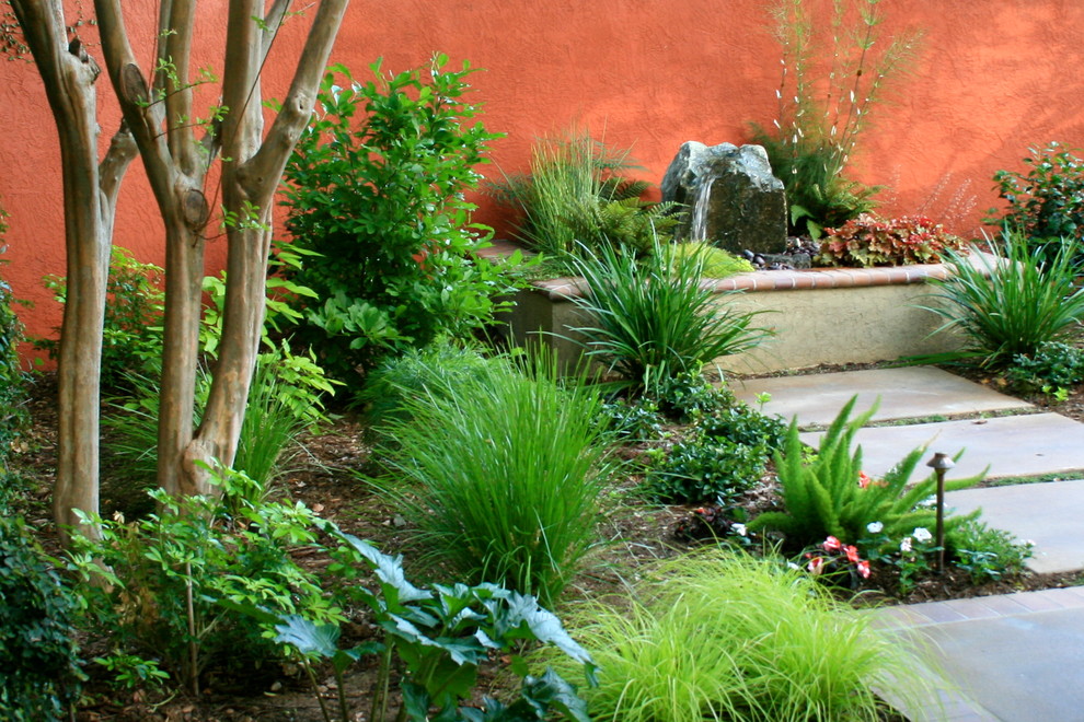 Idee per un giardino contemporaneo in cortile con fontane