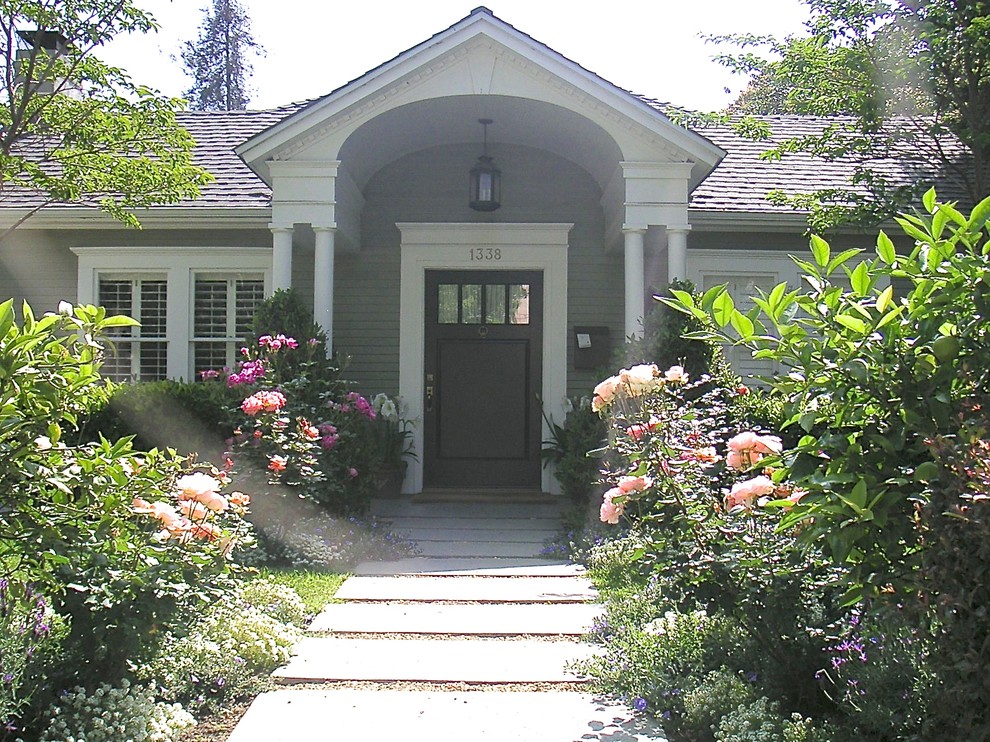 Foto på en mellanstor amerikansk formell trädgård framför huset, med grus