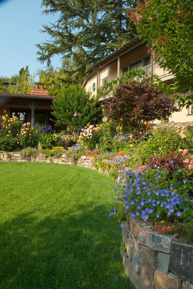 Exemple d'un jardin tendance l'été avec une pente, une colline ou un talus.