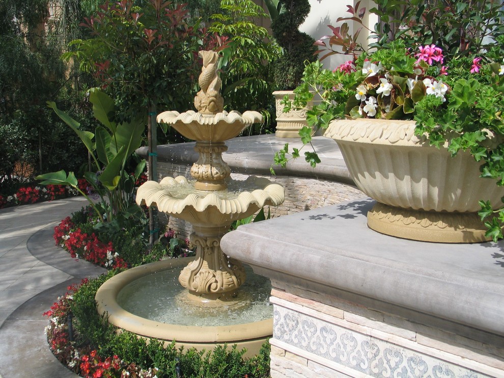 Exempel på en medelhavsstil trädgård, med en fontän