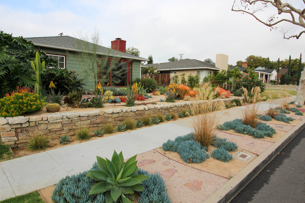 This is an example of a small eclectic drought-tolerant and partial sun front yard gravel landscaping in Los Angeles.