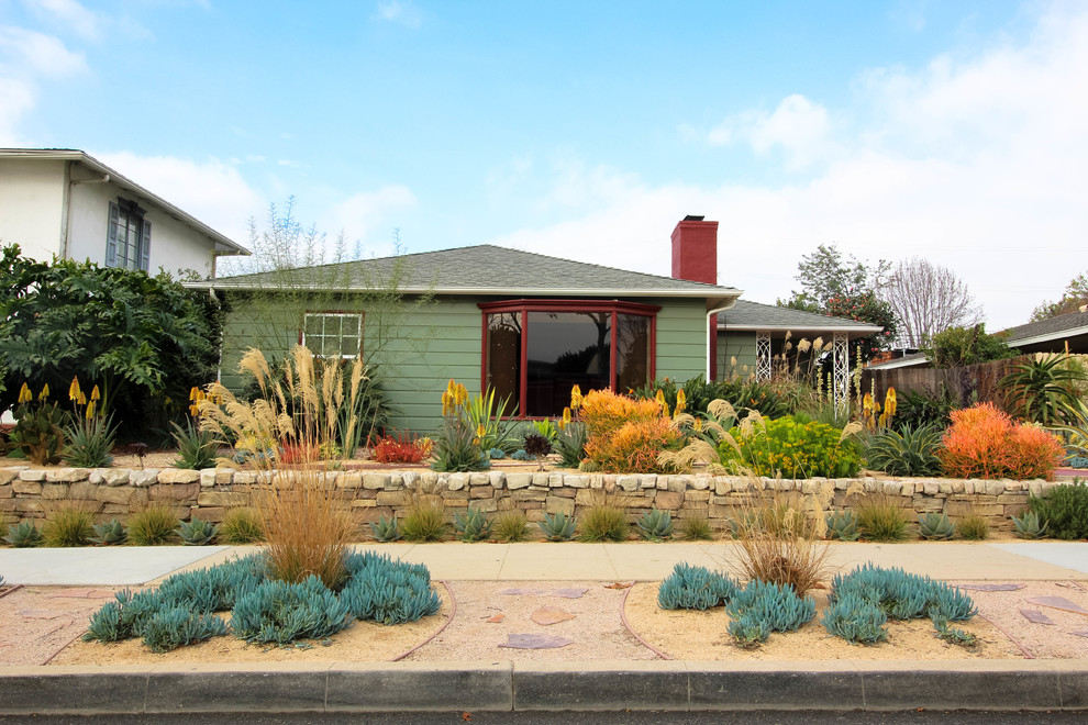 Inspiration for a small bohemian front xeriscape partial sun garden in Los Angeles with gravel.
