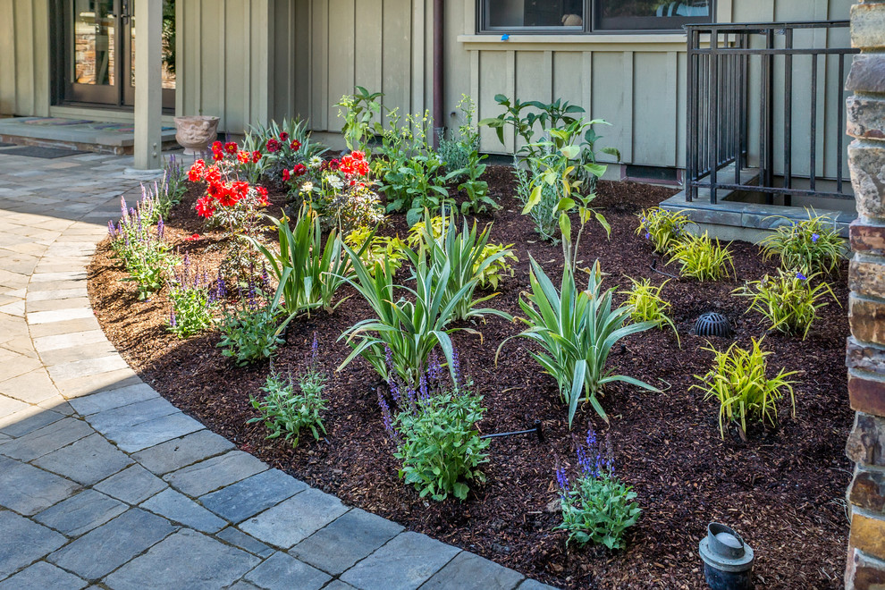 Kleiner, Halbschattiger Klassischer Garten hinter dem Haus, im Sommer mit Natursteinplatten in San Francisco