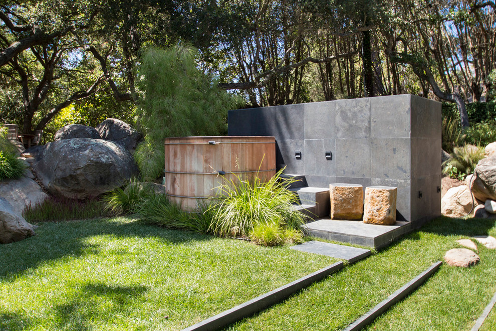 Inspiration pour un jardin arrière design avec des pavés en pierre naturelle.