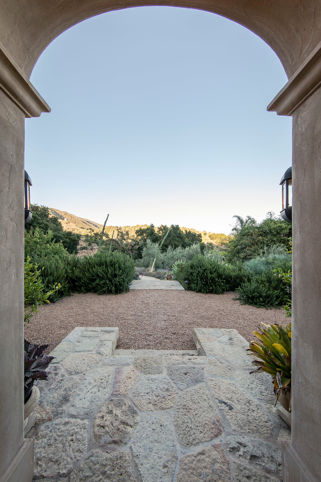 Moderner Garten mit direkter Sonneneinstrahlung und Natursteinplatten in Santa Barbara