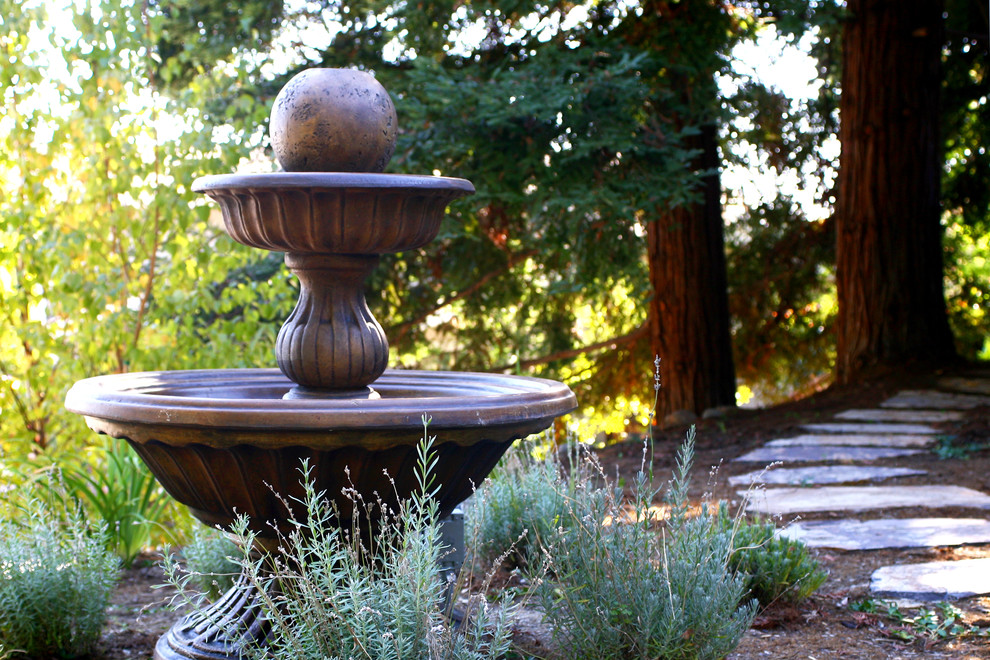 Großer, Halbschattiger Asiatischer Vorgarten mit Wasserspiel und Pflastersteinen in San Francisco