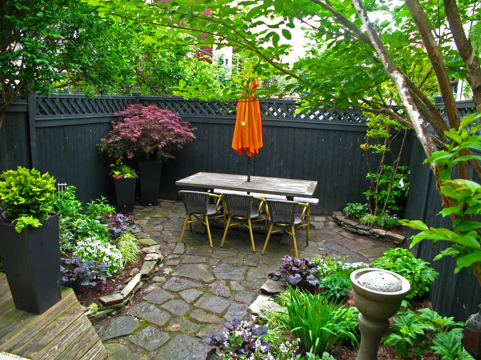 Ejemplo de jardín ecléctico pequeño en patio trasero con exposición parcial al sol