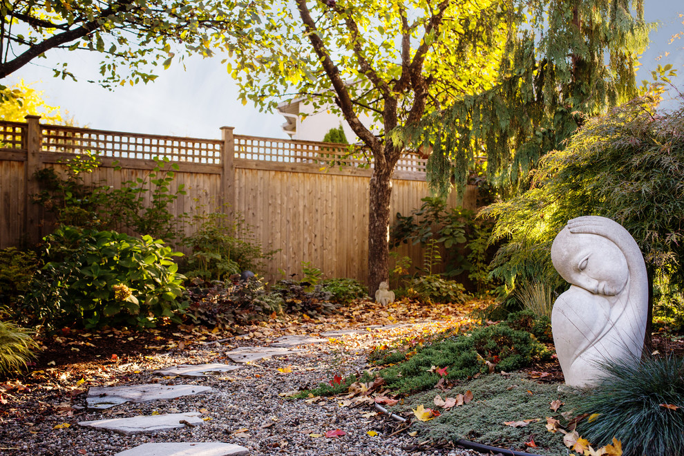 Diseño de jardín de estilo zen en otoño en patio trasero con adoquines de piedra natural