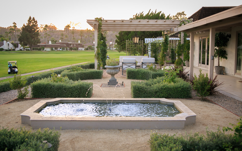 Geometrischer, Mittelgroßer Mediterraner Gartenteich hinter dem Haus mit direkter Sonneneinstrahlung, Pflastersteinen und Metallzaun in San Diego